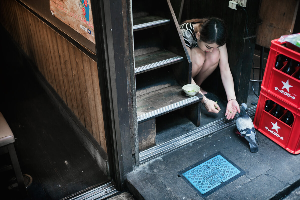 Lee Chapman - A quiet, oddly intimate moment in a Tokyo alley